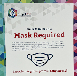 会場内でのマスク着用義務を示すサイン
